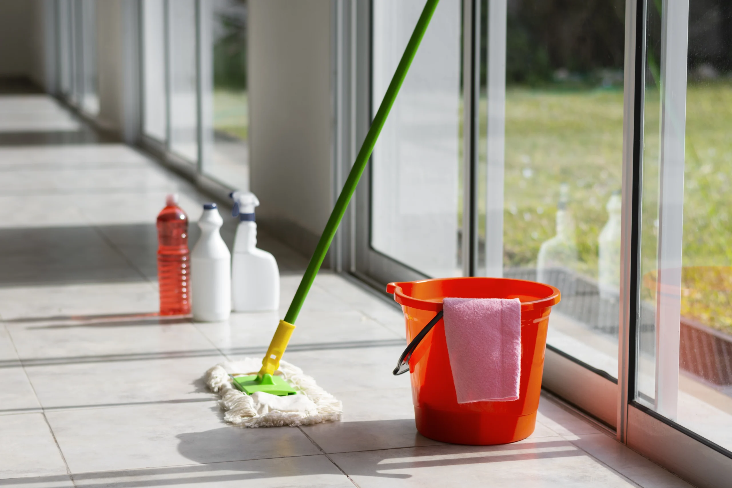 still-life-cleaning-tools (1)
